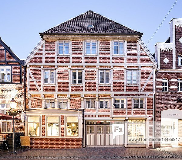 Historisches Bürgerhaus Fachwerkhaus Lange Straße Altstadt Buxtehude Niedersachsen Deutschland Europa