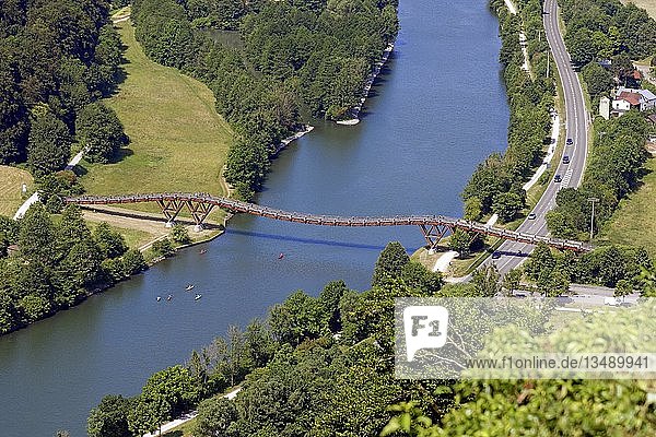 Rhein-Main-Donau-Kanal und HolzbrÃ¼cke Tatzelwurm  OberleitungsbrÃ¼cke  Essing  Bayern  Deutschland  Europa