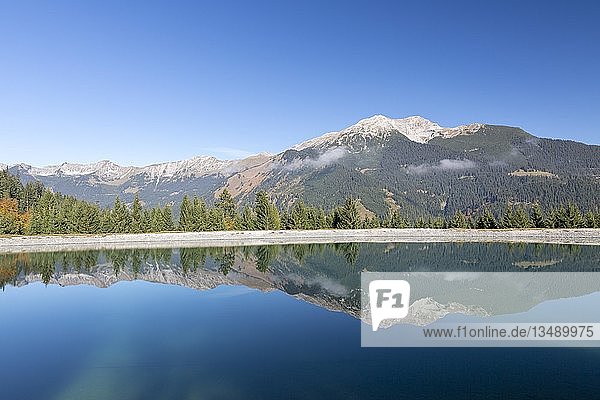 Wasserspeicher für die Beschneiung der Skipisten am Grubigstein mit Blick zum Daniel Lermoos Tirol Österreich Europa