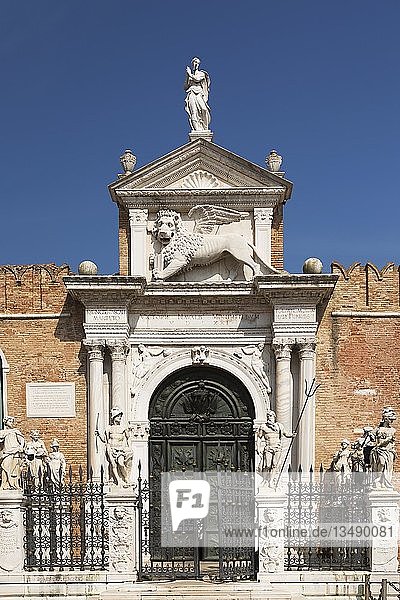 Gebäude des venezianischen Arsenals  Eingang mit geflügelten Piräus-Löwen aus weißem Marmor  Platz Campo de l'Arsenale  Stadtteil Castello  Venedig  Venetien  Italien  Europa