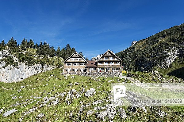 Der Berggasthof Bollenwees oberhalb des Faehlensees  Appenzeller Alpen  Kanton Appenzell Innerrhoden  Schweiz  Europa