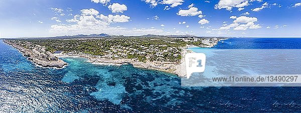 Drohnenaufnahme  Felsenküste mit Villen und Hotels  Cala Tropicana und Cala Domingos  Region Porto Colom  Mallorca  Balearische Inseln  Spanien  Europa