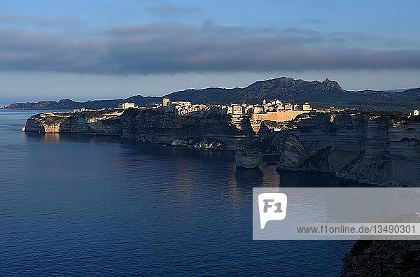 Felsenküste und Altstadt von Bonifacio in der Morgensonne  Bonifacio  Korsika  Frankreich  Europa