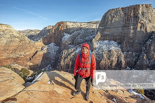 Junge Frau auf dem Gipfel von Angels Landing  Angels Landing Trail  im Winter  Berglandschaft  Zion National Park  Utah  USA  Nordamerika