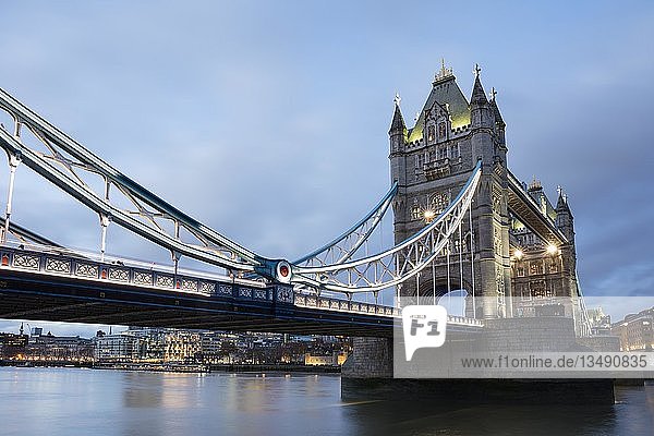 Tower Bridge Abenddämmerung London England Großbritannien Europa