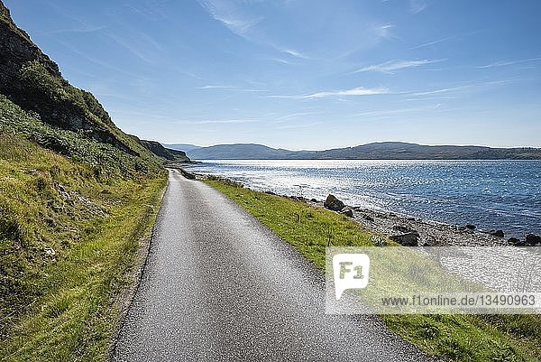 Küstenstraße  Hauptstraße auf der Insel Jura im Sound of Islay  Isle of Jura  Innere Hebriden  Schottland  Vereinigtes Königreich  Europa