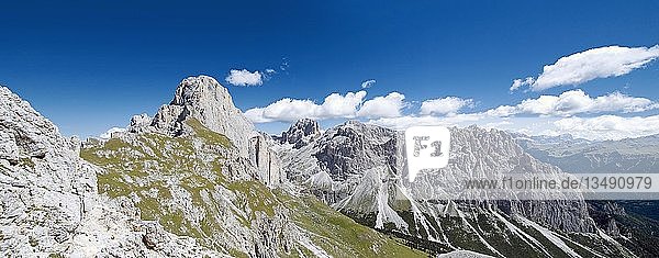 Panoramablick auf das Rosengartenmassiv mit dem Gipfel des Rosengartens  Tiers  Bozen  Italien  Europa