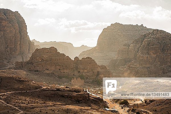 In Felsen geschlagene Häuser  Nabatäerstadt Petra  nahe Wadi Musa  Jordanien  Asien