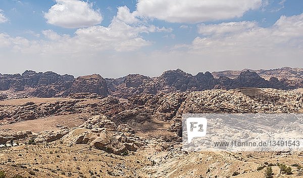 Blick auf die Siq-Schlucht und die nabatäische Stadt Petra  Wadi Musa  Jordanien  Asien