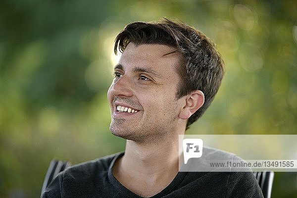 Junger Mann  lächelnd  Porträt  Deutschland  Europa