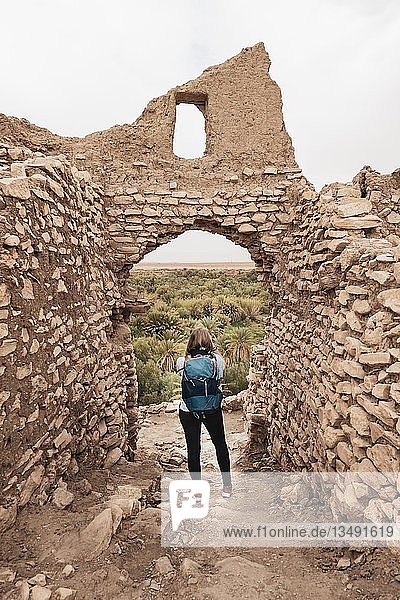 Touristin erkundet eine Verfallene Stadt Ruinen Ksar Meski Errachidia Marokko Afrika