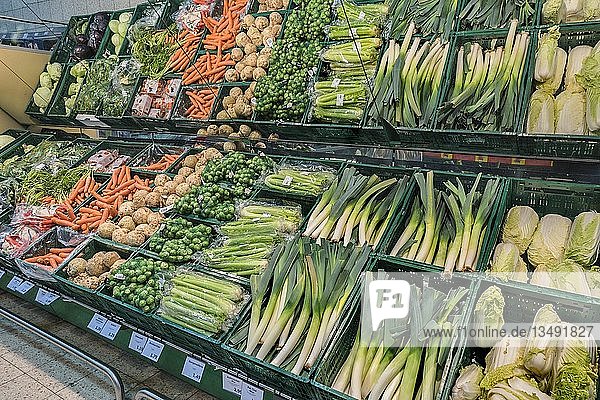 Verschiedene Gemüse in Kisten in Supermärkten  München  Oberbayern  Bayern  Deutschland  Europa