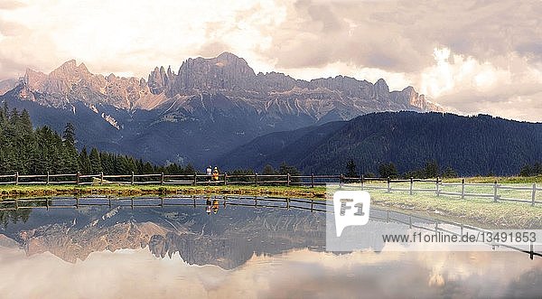 Rosengarten Alpen gespiegelt im Wunleger See bei Tiers  Bozen  Italien  Europa