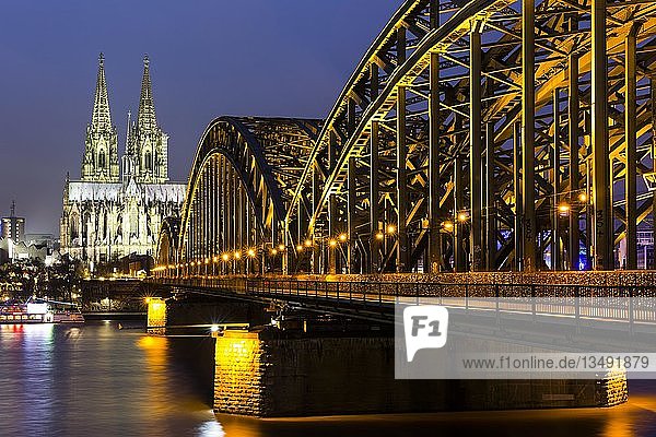 Kölner Dom  Hohenzollernbrücke und Rhein  Köln  Nordrhein-Westfalen  Deutschland  Europa