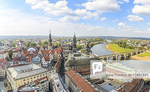 Blick auf die Altstadt mit Augustusbrücke  Terrassenufer  Hofkirche  Residenzschloss und Elbe von der Frauenkirche aus  Dresden  Sachsen  Deutschland  Europa