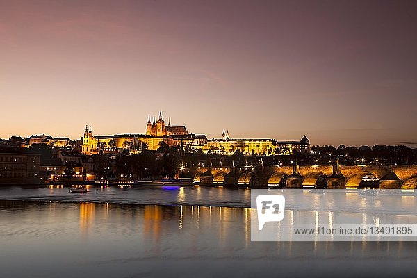 Beleuchtete Karlsbrücke mit Prager Burg und Veitsdom  Abenddämmerung  Prag  Tschechische Republik  Europa