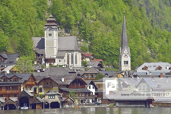 Hallstatt am Hallstätter See mit evangelischer und katholischer Kirche,  Salzkammergut,  Dachsteinregion,  Oberösterreich,  Österreich,  Europa