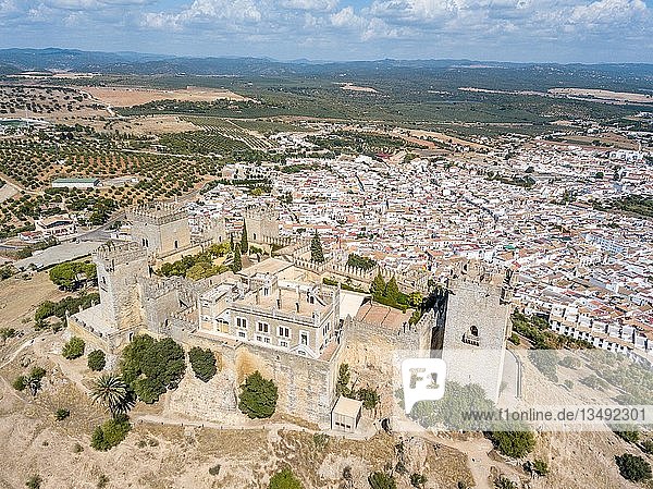 Drohnenaufnahme der Burg von Almodovar del Rio  Cordoba  Andalusien  Spanien  Europa