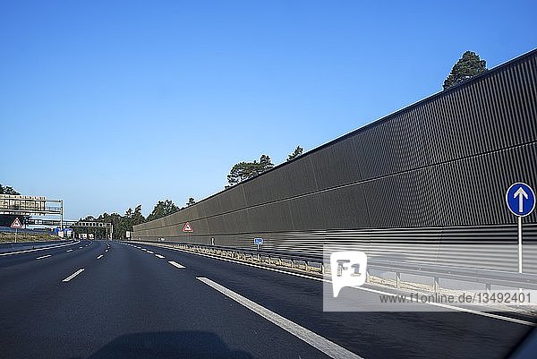 Lärmschutzwand an der A6 bei Schwabach  Mittelfranken  Bayern  Deutschland  Europa