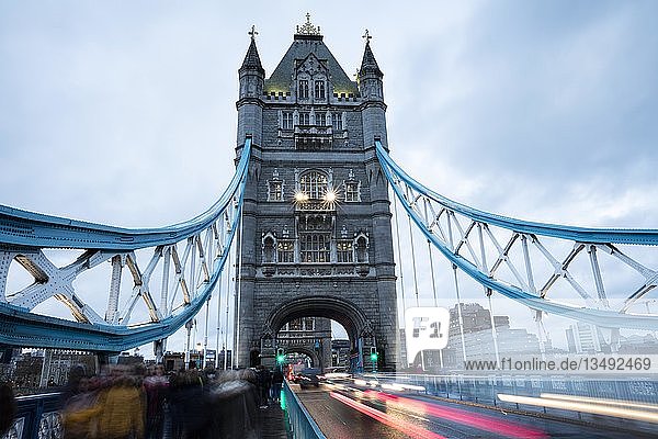 Tower Bridge Abenddämmerung London England Großbritannien Europa