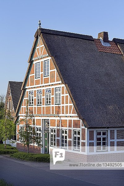 AltlÃ¤nder Bauernhaus von 1712  Fachwerkhaus mit Reetdach  EstebrÃ¼gge  Jork  Altes Land  Niedersachsen  Deutschland  Europa
