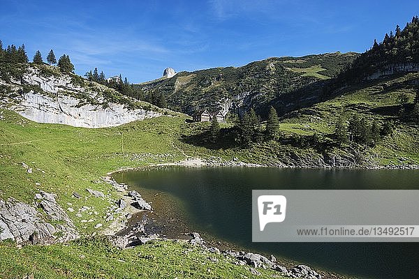 Faehlensee  auf 1446m  und das Berghaus Bollenwees  Kanton Appenzell Innerrhoden  Schweiz  Europa