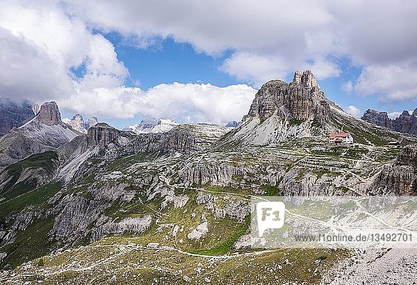 Drei Zinnen der Lavaredo-Hütte  Naturpark Sextner Dolomiten  Trentino Südtirol  Hochpustertal  Provinz Bozen  Alpen  Italien  Europa