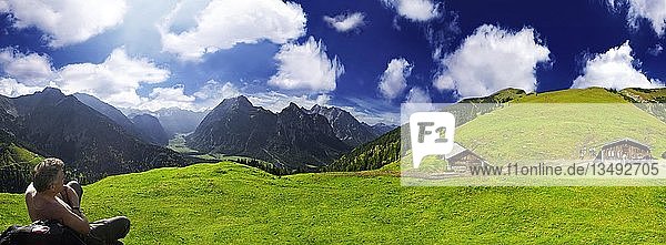 Wanderer  Panoramablick auf eine grüne Alm vor einem tiefblauen Himmel  Ahornboden  Tirol  Österreich  Europa