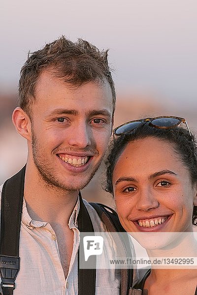 Lachende junge Frau und junger Mann schauen in die Kamera  Paar  Plaza de la Encarnacion  Sevilla  Andalusien  Spanien  Europa