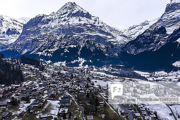 Stadtansicht Grindelwald bei bedecktem Wetter  Wetterhorn  Interlaken-Oberhasli  Berner Oberland  Konton Bern  Schweiz  Europa
