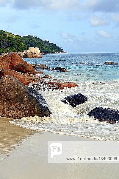 Strand und Felsen an der Anse Lazio  Insel Praslin  Seychellen  Afrika