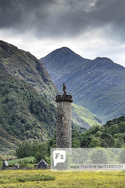 Denkmal in Glenfinnan zum Gedenken an den Jakobitenaufstand  am Ufer des Loch Shiel  Schottische Highlands  Schottland  Vereinigtes Königreich  Europa