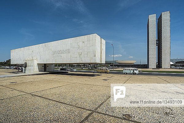 Scheibenwolkenkratzer des Nationalkongresses (rechts)  Architekt Oscar Niemeyer  im Vordergrund das Geschichtsmuseum der Stadt BrasÃlia  Architekt Oscar Niemeyer  BrasÃlia  Federal District  Brasilien  Südamerika
