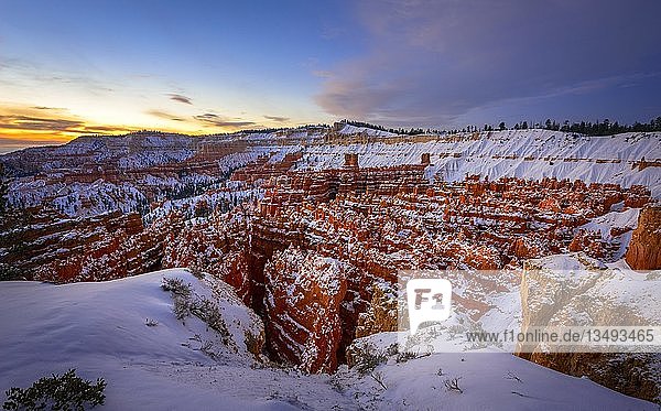 Amphitheater bei Sonnenaufgang  schneebedeckte bizarre Felslandschaft mit Hoodoos im Winter  Rim Trail  Bryce Canyon National Park  Utah  USA  Nordamerika