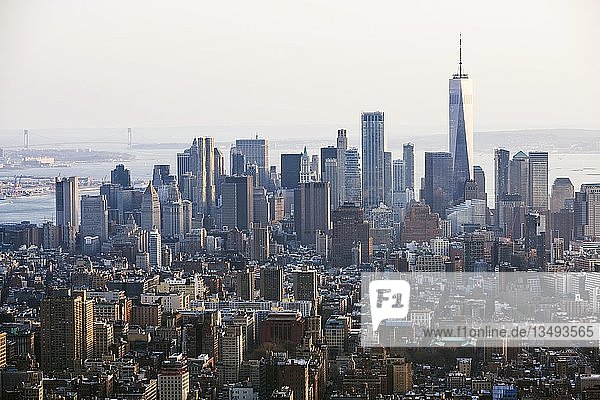Blick von oben auf One World Trade Center und Wolkenkratzer im Finanzviertel  Skyline  Manhattan  New York City  New York  USA  Nordamerika