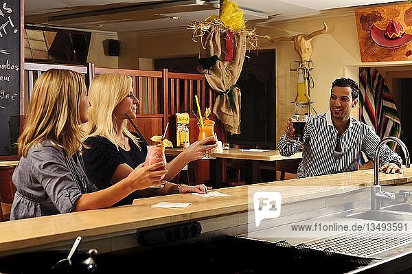 Gäste in einer Bar  Taco Loco  Hürth  Nordrhein-Westfalen  Deutschland  Europa