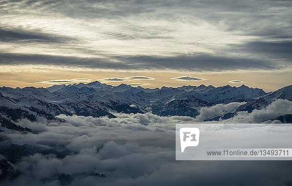 Blick von Hochbrixen Ã?ber Brixen im Thale  zum Alpenhauptkamm mit GroÃŸvenediger  Tirol  Ã-sterreich  Europa