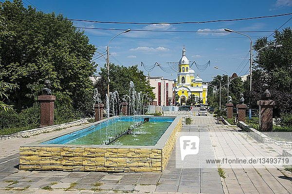 Fußgängerzone vor der russisch-orthodoxen Kirche im Zentrum Comrat Gagauzia Moldawien Europa