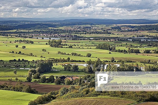 Ausblick nach links Kleinseelheim Mitte Niederwald Erlensee hinten Lahnberge Amöneburg Landkreis Marbug-Biedenkopf Mittelhessen Hessen Deutschland Europa