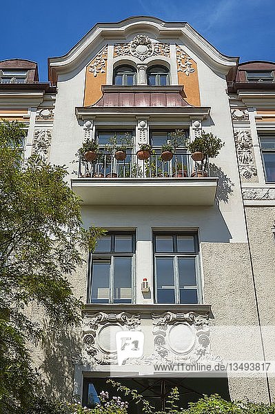Barockfassade mit grünem Balkon  Schwabing  München  Oberbayern  Bayern  Deutschland  Europa