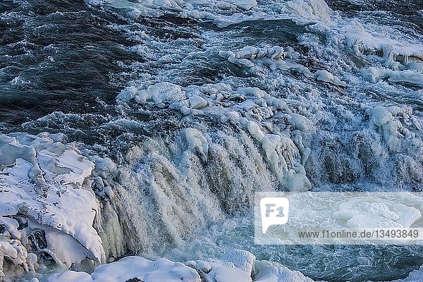 Gullfoss-Wasserfall im Winter  Goldener Kreis  Island  Europa