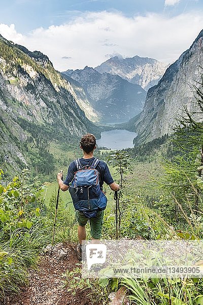 Blick auf Obersee und KÃ¶nigssee  junger Wanderer auf dem RÃ¶thsteig  Watzmann im Hintergrund  Berchtesgaden  Oberbayern  Bayern  Deutschland  Europa