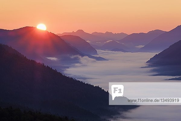 Blick vom Krepelschrofen bei Sonnenaufgang auf Höhenzüge  Isartal im Nebel  Wallgau  Werdenfelser Land  Oberbayern  Bayern  Deutschland  Europa