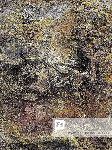 Vulkanisches Gestein mit Schwefel- und Mineralablagerungen  Nahaufnahme  Island  Europa