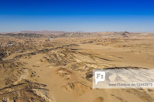 Luftaufnahme  Übergang der Steinwüste in die Sandwüste der Namib  Erongo-Region  Namibia  Afrika