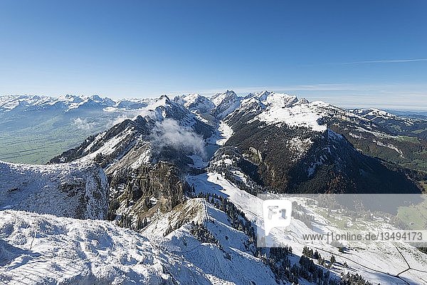 Schneebedeckter Säntisberg  2501m  nach frühem Wintereinbruch  von Südosten gesehen  Kanton Appenzell Innerrhoden  Schweiz  Europa