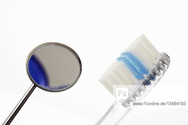 Zahnpflege  Zahnbürste und Zahnspiegel