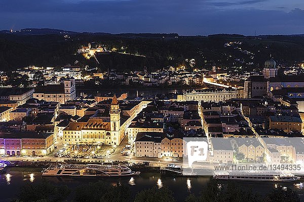 Altstadt mit Rathaus bei Nacht  Passau  Niederbayern  Bayern  Deutschland  Europa