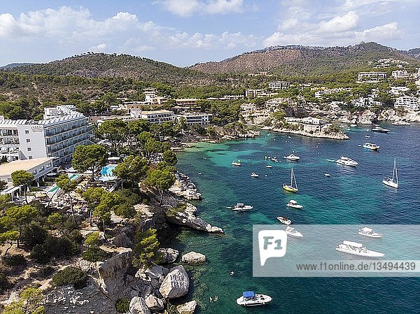 Drohnenaufnahme  Naturhafen mit Booten und Küste von Cala Fronells  Region Paguera  Mallorca  Balearische Inseln  Spanien  Europa