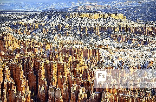 Blick auf das Amphitheater  schneebedeckte bizarre Felslandschaft mit Hoodoos im Winter  Inspiration Point  Bryce Canyon National Park  Utah  USA  Nordamerika
